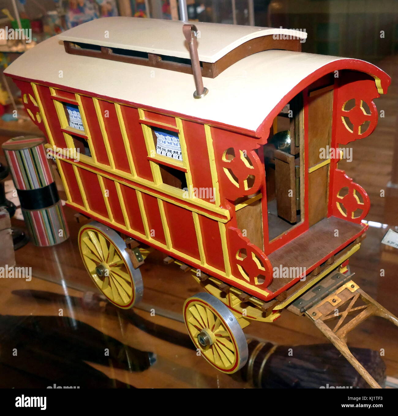 Gypsy Caravan nella forma di una casa delle bambole giocattolo 1975 Foto Stock