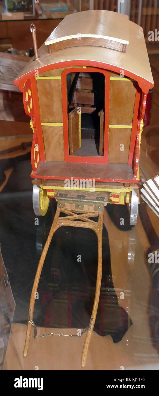 Gypsy Caravan nella forma di una casa delle bambole giocattolo 1975 Foto Stock