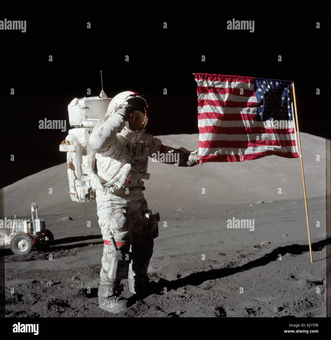 Missione Apollo 17 comandante Eugene Cernan dopo la sua seconda moonwalk della missione. Apollo 17 finale fu la missione della NASA il programma Apollo, l'impresa che ha atterrato il primo uomo sulla luna. Lanciato a 12:33 a.m. EST (Eastern Standard Time) il 7 dicembre 1972, Foto Stock