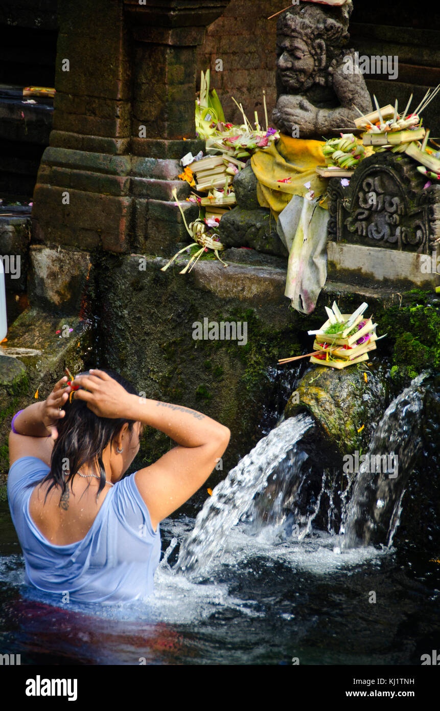 Le donne si impegnano rituale di purificazione a Tirta Empul, un Indù molla santo tempio di acqua situato vicino alla città di Tampaksiring Bali Foto Stock
