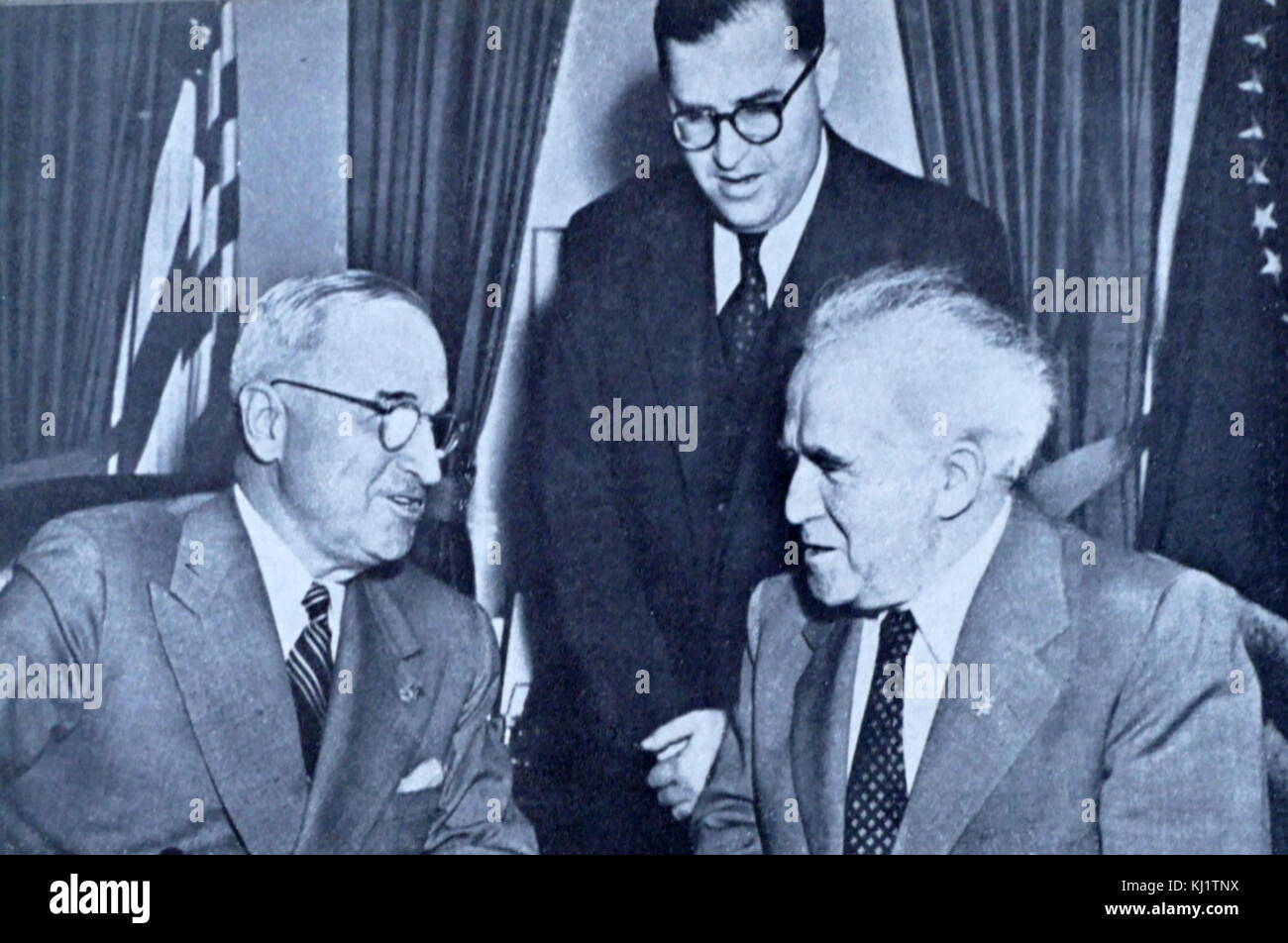 Fotografia del Primo Ministro David Ben-Gurion (1886-1973) incontro con il presidente americano Harry Truman (1884-1972) e Ambasciatore Abba Eban (1915-2002). In data xx secolo Foto Stock