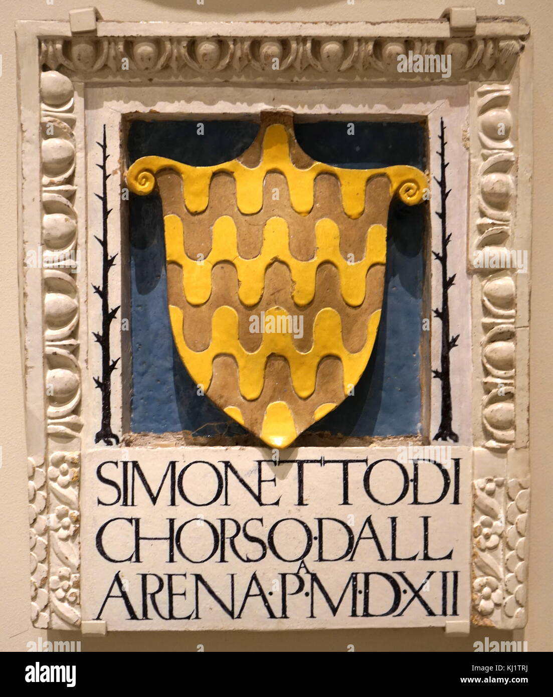 Stagno-terracotta invetriata e la scultura in pietra di uno stemma. Datata xv secolo Foto Stock