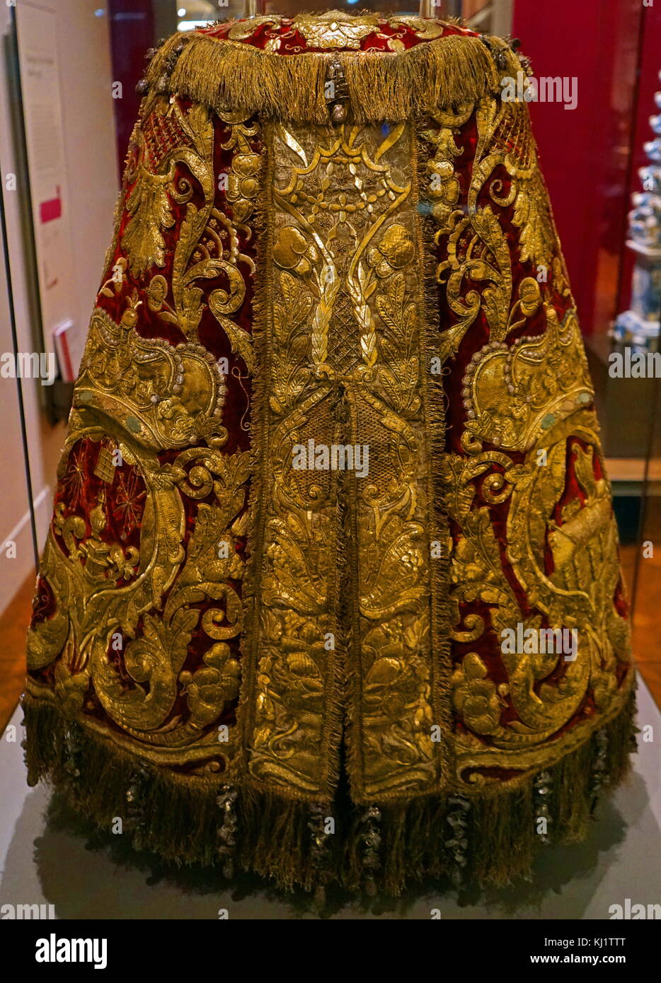 Un olandese Torah mantello che copre il rotolo di Torah, che siede nell'arca santa in una sinagoga. Risalenti al XVII secolo Foto Stock