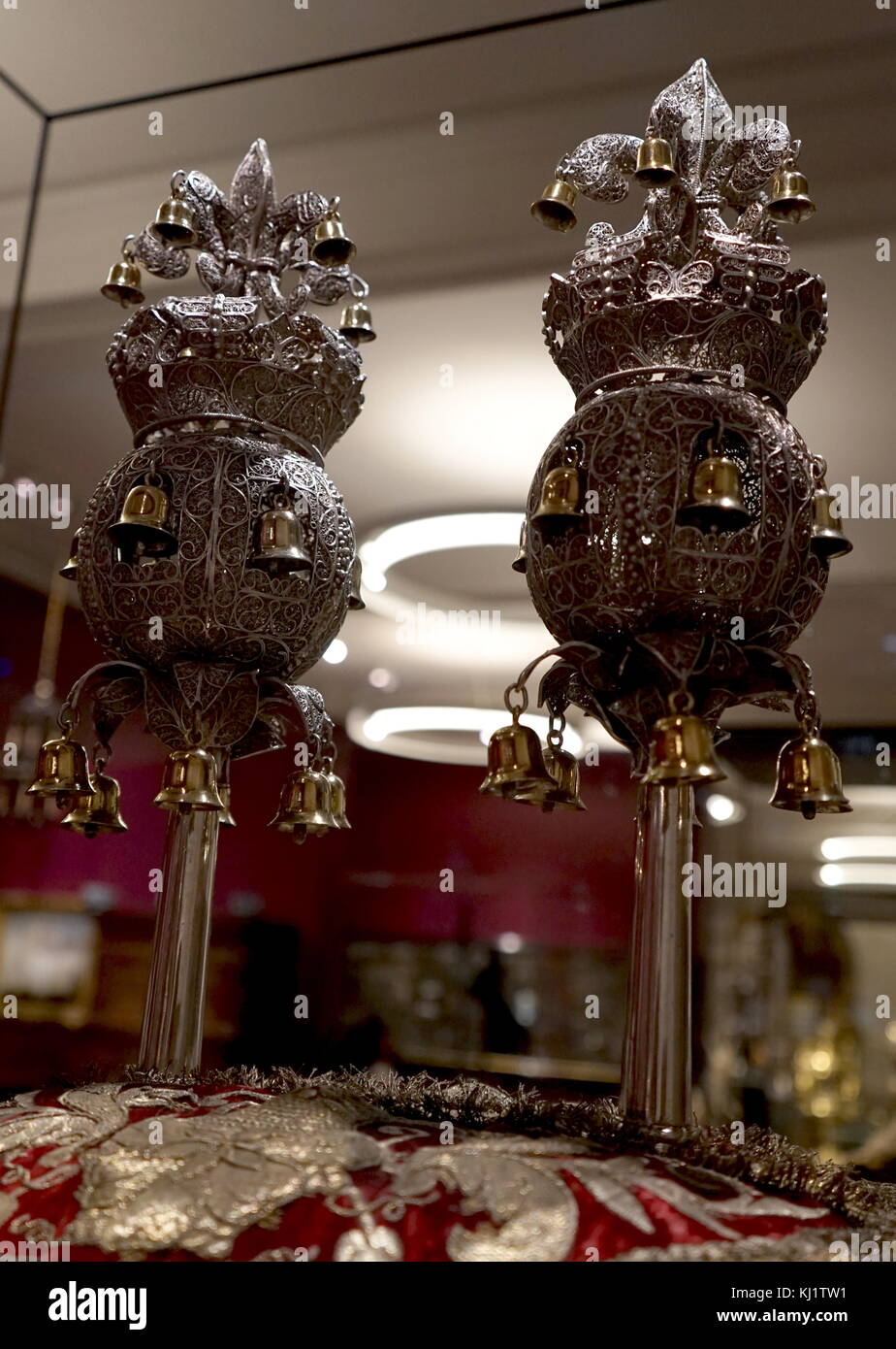 Un olandese Torah mantello che copre il rotolo di Torah, che siede nell'arca santa in una sinagoga. Risalenti al XVII secolo Foto Stock