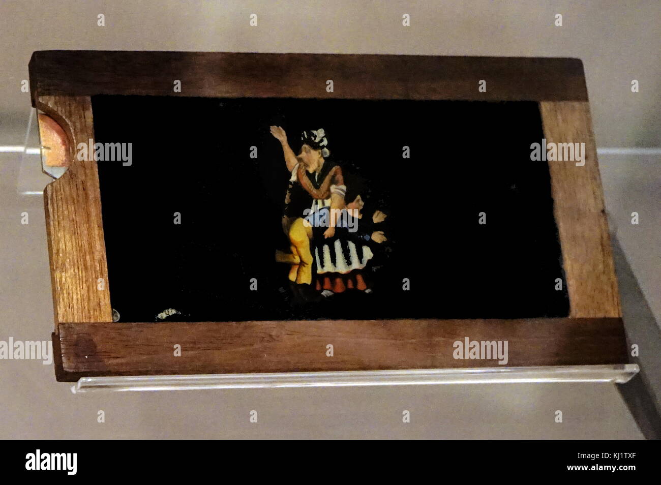 Una lanterna magica diapositiva intitolata "Naughty Boy' che è Raffigurante una madre spanking naughty suo figlio. Lanterne magiche consistono di mano-immagini dipinte su vetro, che sono in seguito proiettati e una storia che viene raccontata. Datata del XIX secolo Foto Stock