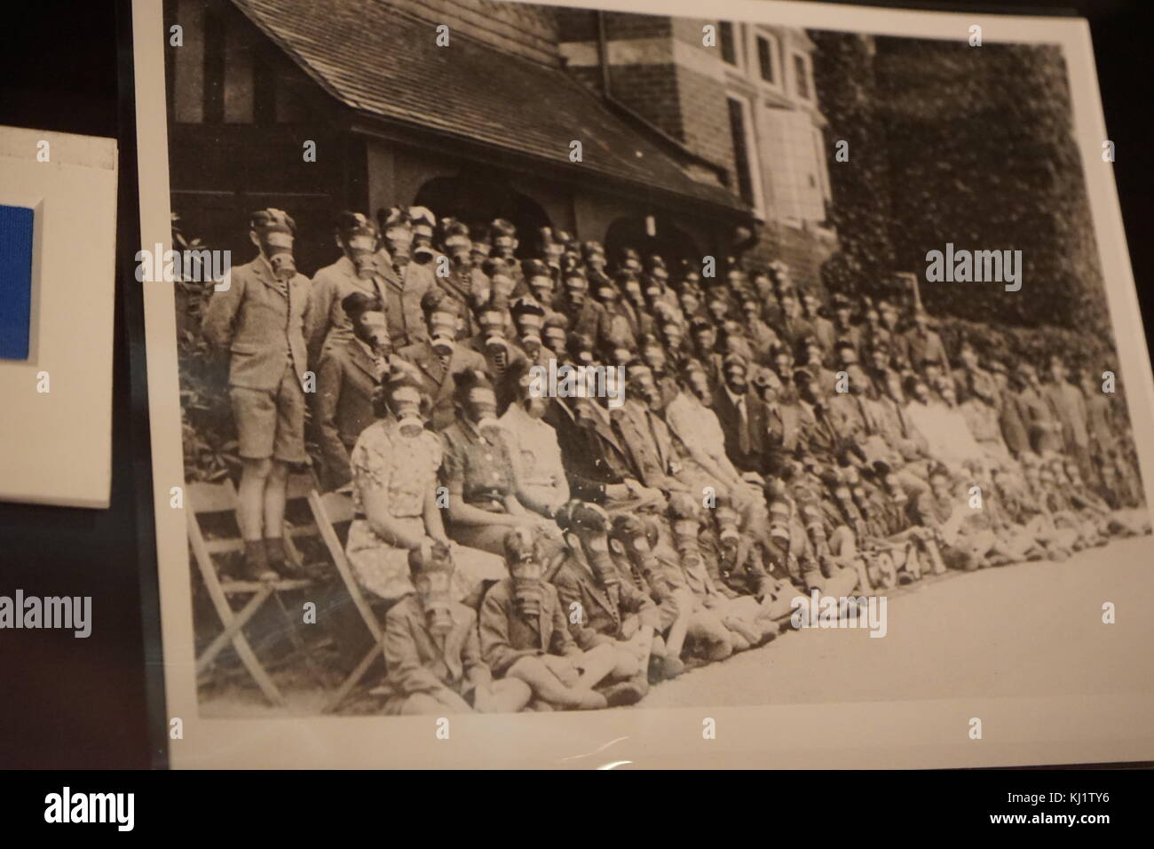 Fotografia della scuola i ragazzi e gli insegnanti che indossano maschere di gas durante la Seconda Guerra Mondiale in Inghilterra. In data xx secolo Foto Stock