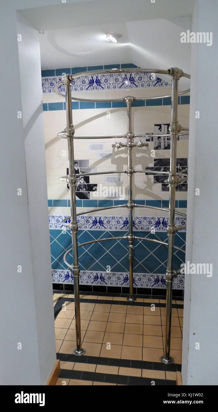 Un ago doccia utilizzato per purificare la pelle e regolare la temperatura corporea. Gli spruzzi di acqua in ammenda, come l'ago-jet. Recante la data del XXI secolo Foto Stock