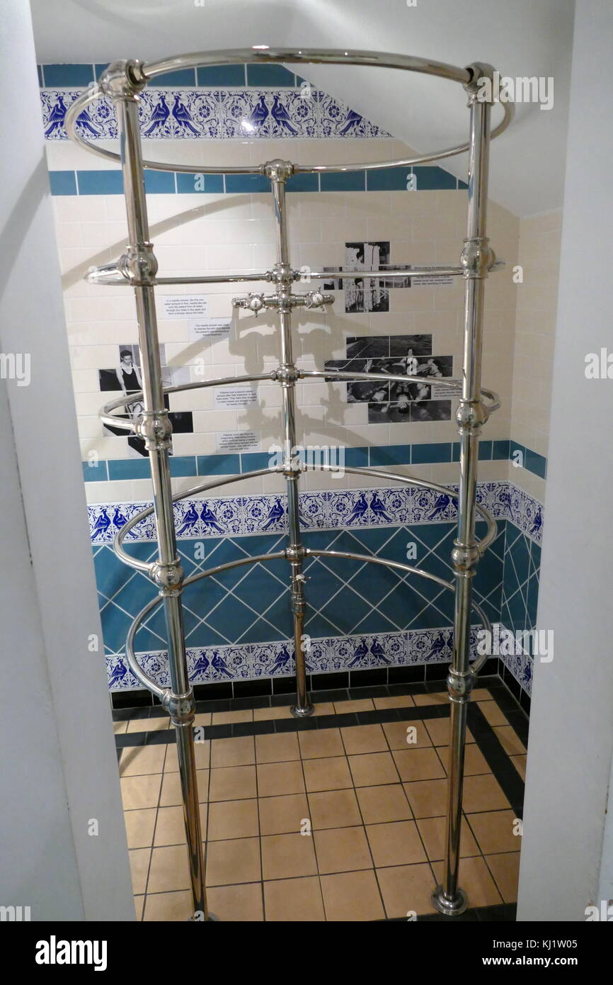 Un ago doccia utilizzato per purificare la pelle e regolare la temperatura corporea. Gli spruzzi di acqua in ammenda, come l'ago-jet. Recante la data del XXI secolo Foto Stock