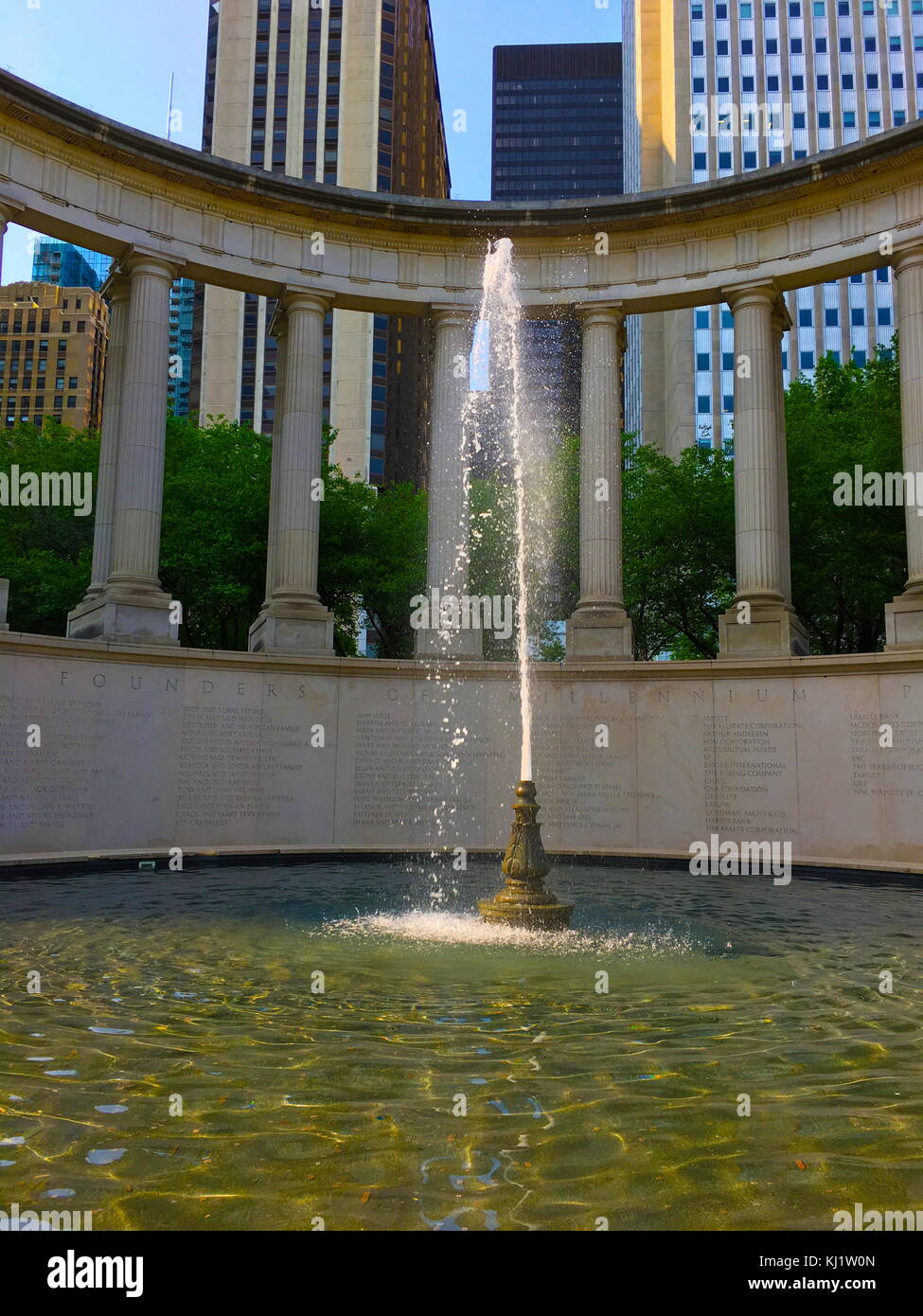 Monumento millenario peristilio a Wrigley Square a Chicago. Il monumento del millennio è in calcare a peristilio scultura. Recante la data del XXI secolo Foto Stock