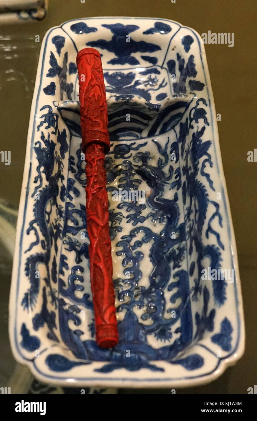 La scrittura di spazzola e spazzola vassoio dalla dinastia Ming. La spazzola è costituito da vernice intagliato e il piatto è realizzato da porcellana dipinta. Datata XVI Secolo Foto Stock