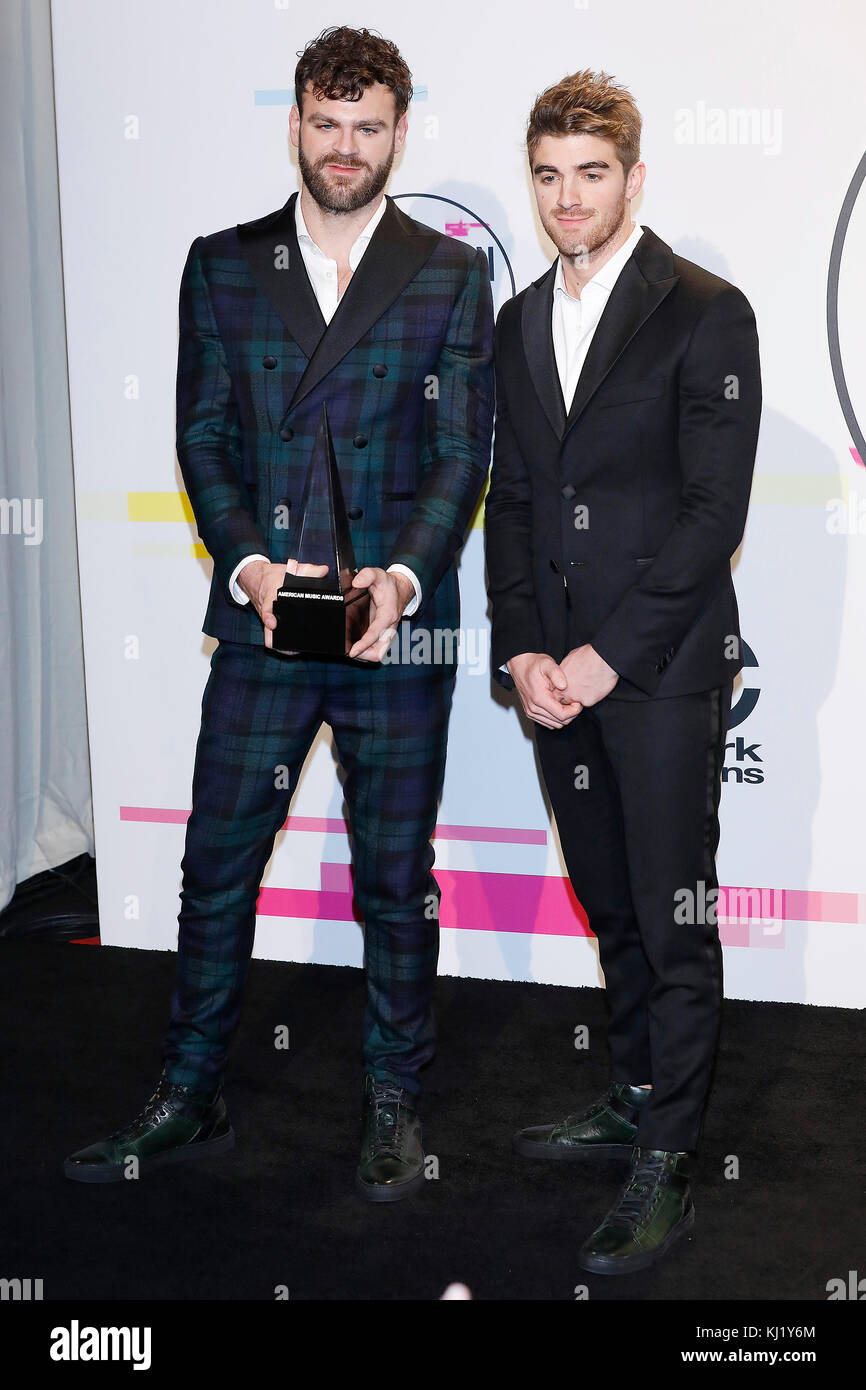 Los Angeles, California, Stati Uniti. 19th novembre 2017. Alex Pall (L) e Andrew Taggart dei Chainsmokers sono presenti nella sala stampa al 2017 American Music Awards presso il Microsoft Theatre il 19 novembre 2017 a Los Angeles, California, USA Credit: John Rasimus/Media Punch ***Francia, Svezia, Norvegia, Denark, Finlandia, Usa, Repubblica Ceca, solo Sud America***/Alamy Live News Foto Stock