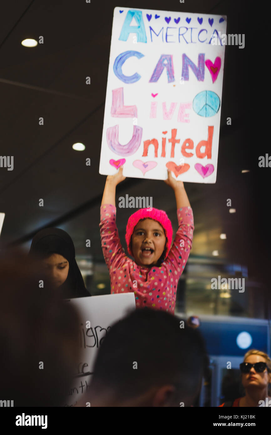 Manifestanti lotta contro Donald Trump musulmana del divieto di viaggio Foto Stock