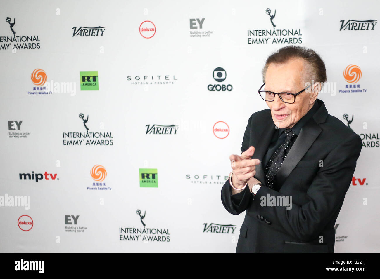 New York, Stati Uniti. 20th novembre 2017. Larry King durante il 45th International Emmy Awards di gala a New York il 20 novembre 2017. L'International Emmy Award è una cerimonia di premiazione concessa dall'International Academy of Television Arts and Sciences in riconoscimento dei migliori programmi televisivi prodotti e trasmessi al di fuori degli Stati Uniti. Credito: Brasile Photo Press/Alamy Live News Foto Stock