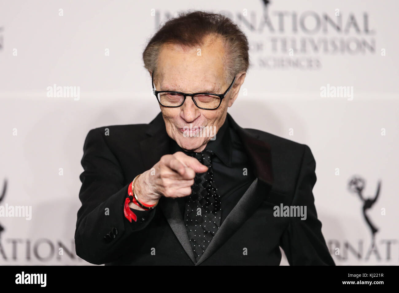 New York, Stati Uniti. 20th novembre 2017. Larry King durante il 45th International Emmy Awards di gala a New York il 20 novembre 2017. L'International Emmy Award è una cerimonia di premiazione concessa dall'International Academy of Television Arts and Sciences in riconoscimento dei migliori programmi televisivi prodotti e trasmessi al di fuori degli Stati Uniti. Credito: Brasile Photo Press/Alamy Live News Foto Stock