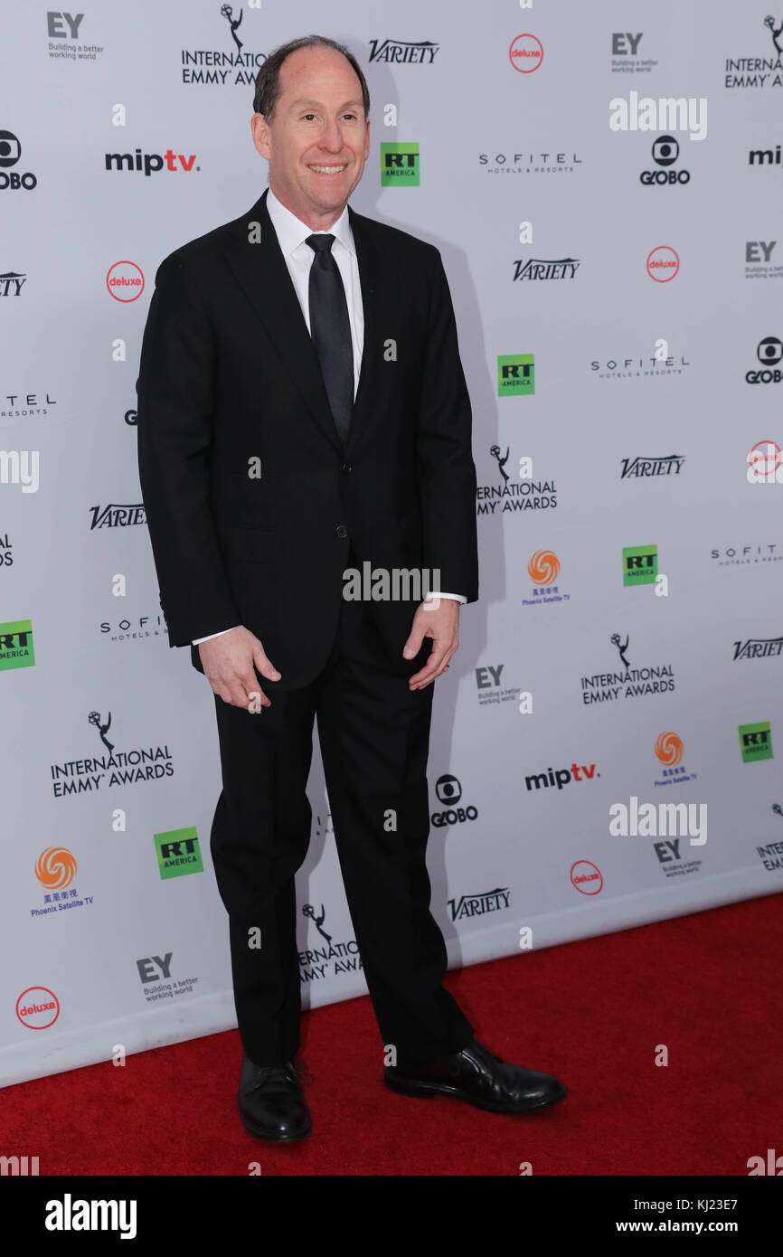 Andy Kaplan, presidente di Sony Pictures Television Networks durante il gala di 45th International Emmy Award a New York il 20 novembre 2017. L'International Emmy Award è una cerimonia di premiazione concessa dall'International Academy of Television Arts and Sciences in riconoscimento dei migliori programmi televisivi prodotti e trasmessi al di fuori degli Stati Uniti. (Foto: Vanessa Carvalho/Brasile Photo Press) Credito: Brasile Photo Press/Alamy Live News Foto Stock