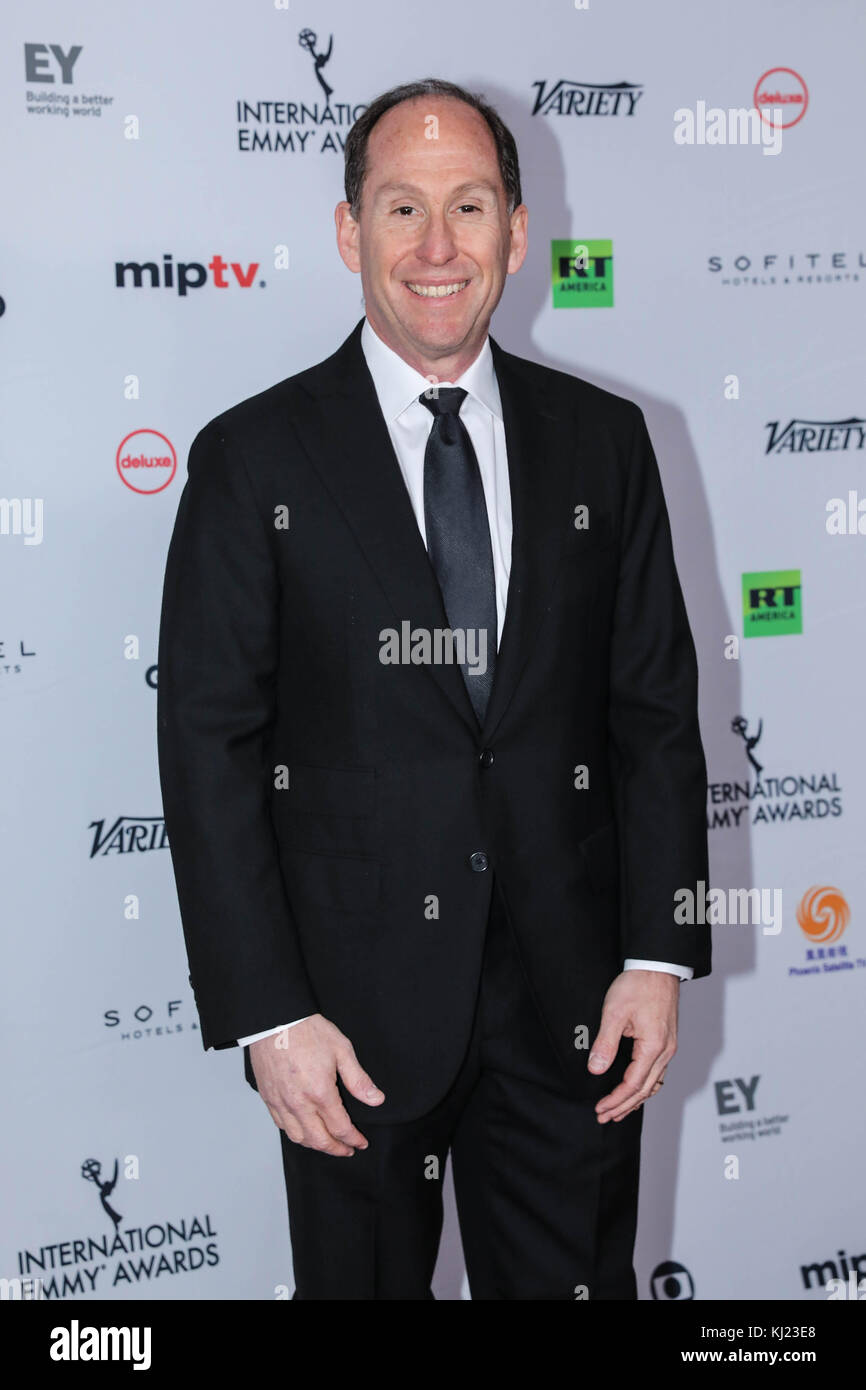 Andy Kaplan, presidente di Sony Pictures Television Networks durante il gala di 45th International Emmy Award a New York il 20 novembre 2017. L'International Emmy Award è una cerimonia di premiazione concessa dall'International Academy of Television Arts and Sciences in riconoscimento dei migliori programmi televisivi prodotti e trasmessi al di fuori degli Stati Uniti. (Foto: Vanessa Carvalho/Brasile Photo Press) Credito: Brasile Photo Press/Alamy Live News Foto Stock