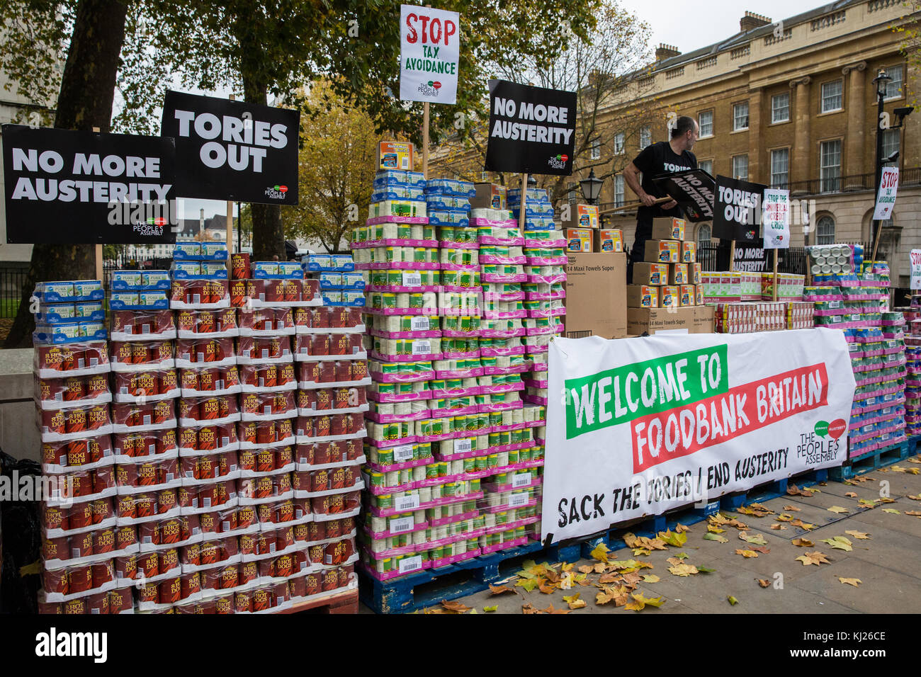 Londra, Regno Unito. 21 novembre, 2017. tonnellate di cibo raccolti attraverso la vendita di capitano ska di canzone "Bugiardo bugiardo' viene visualizzata al di fuori di Downing Street alla vigilia del bilancio da parte della assemblea popolare contro l'austerità prima della distribuzione per banchi alimentari come parte di una giornata nazionale di azione contro i piani del governo di procedere alla revisione del sistema di welfare attraverso l'uso del credito universale. Credito: mark kerrison/alamy live news Foto Stock