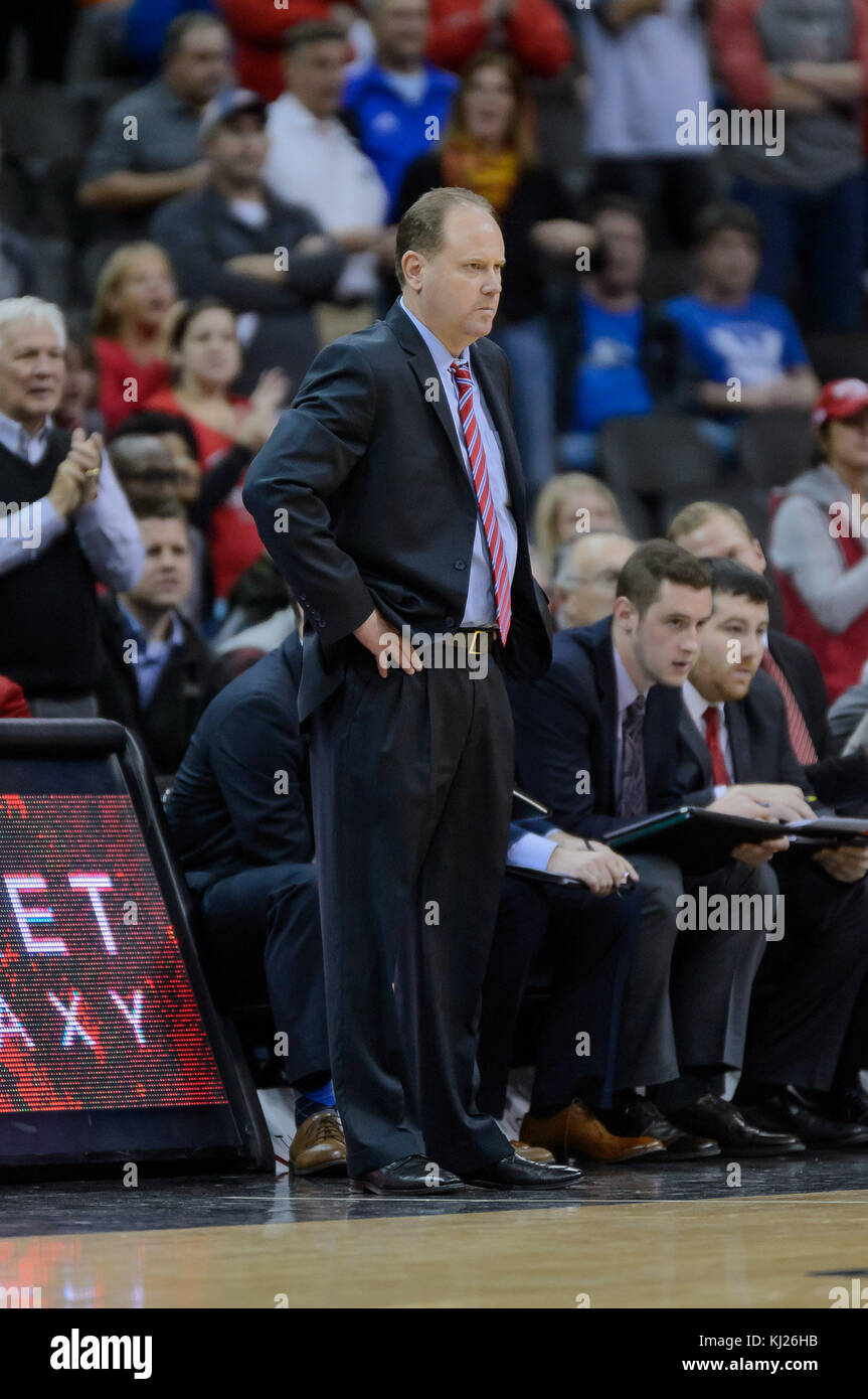 Novembre 20, 2017 - Kansas City, MO. Stati Uniti - Wisconsin Badgers head coach Greg Gard in azione durante la Hall of Fame Classic di pallacanestro degli uomini di gioco tra Baylor orsi e Wisconsin Badgers presso il centro di Sprint in Kansas City, MO..Frequenza: 10243.Baylor ha vinto 70-65.Jimmy Rash/Cal Sport Media Foto Stock