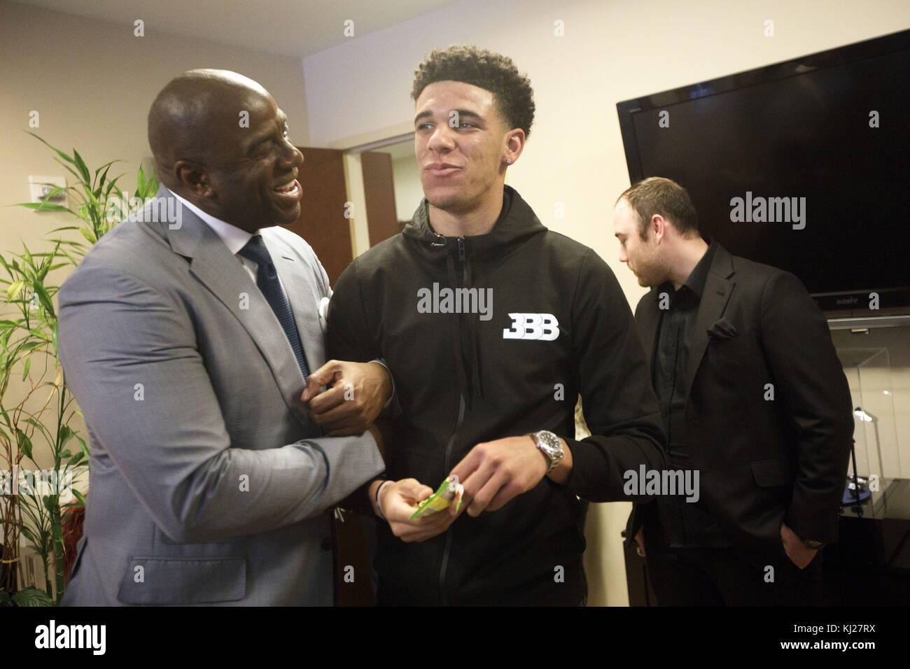 El Segundo, California, Stati Uniti d'America. Il 23 giugno, 2017. Lakers draft pick Lonzo sfera incontra Magic Johnson a Lakers' impianto per la pratica del venerdì, 23 giugno 2017 a El Segundo, California. I Lakers Lonzo selezionato sfera come il n. 2 in generale NBA draft pick ed è figlio di LaVar palla. © 2017 Patrick T. Fallon Credito: Patrick Fallon/ZUMA filo/Alamy Live News Foto Stock