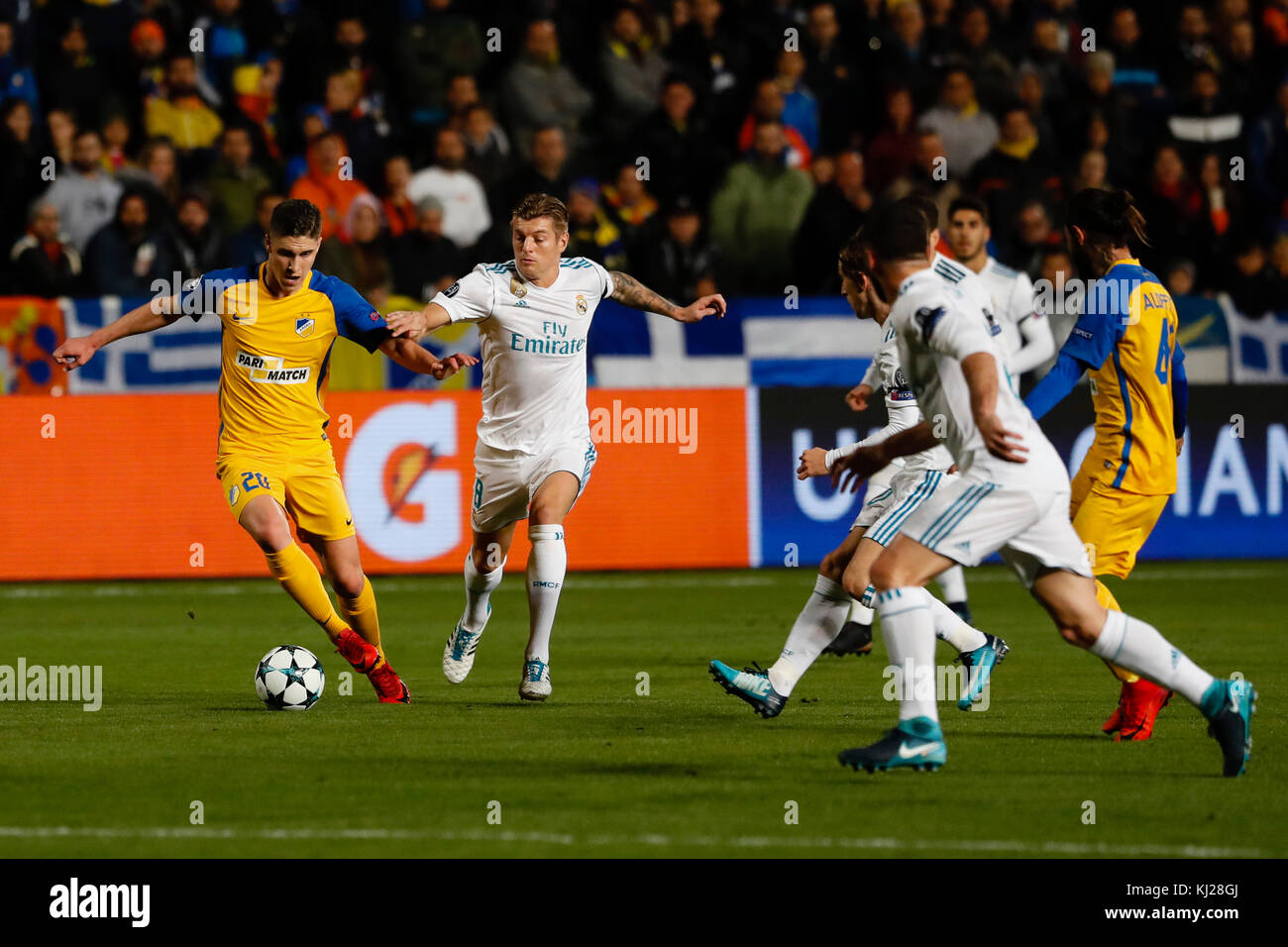 Nicosia, Cipro. 21 Novembre, 2017. Roland Sallai (20) Bologna il lettore. Cristiano Ronaldo dos Santos (7) del Real Madrid in player. UCL Champions League tra Bologna vs Real Madrid al GSP stadium di Nicosia, Cipro, Novembre 21, 2017 . Credito: Gtres Información más Comuniación on line, S.L./Alamy Live News Foto Stock