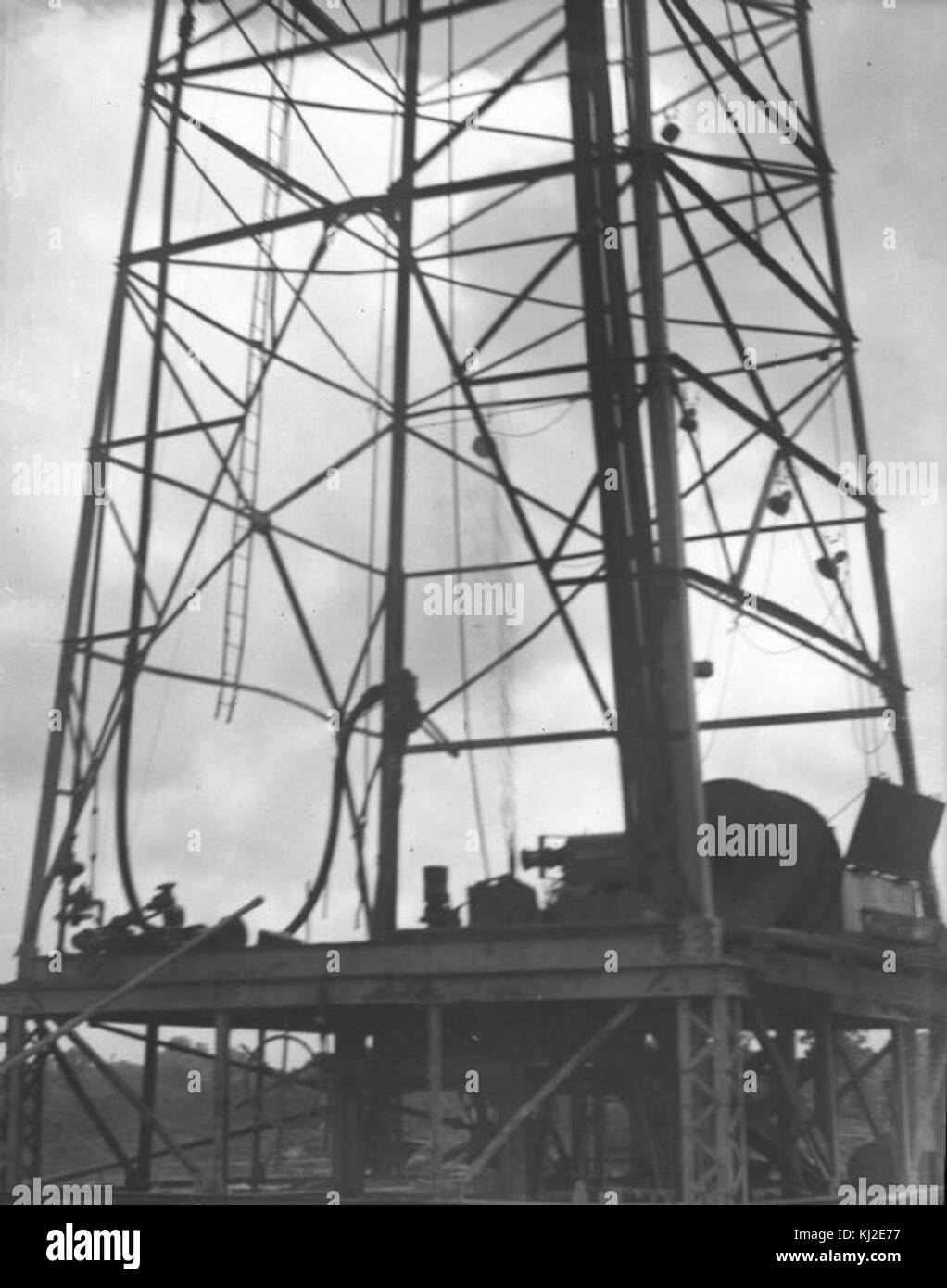 Questa fotografia mostra la parte inferiore di un pozzo petrolifero situato nella contea di Brazoria, Texas, che illustra la complessa infrastruttura coinvolta nell'estrazione del petrolio. L'immagine evidenzia i componenti meccanici utilizzati nel processo di perforazione. Foto Stock