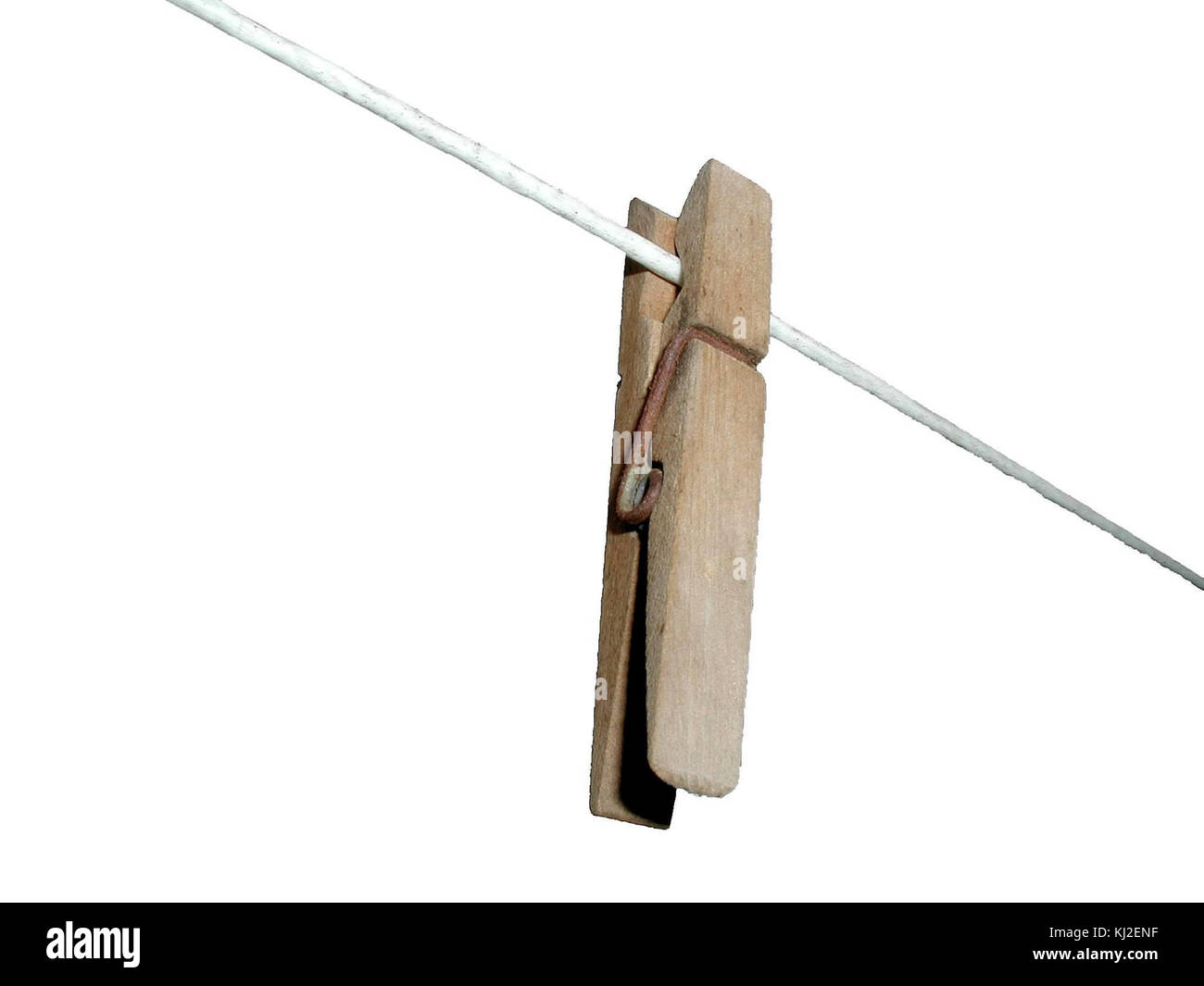 Questa immagine mostra una clip posizionata su un filo su uno sfondo bianco. La semplicità della composizione mette in evidenza l'attenzione sull'oggetto, sottolineandone il design e la funzionalità nell'uso quotidiano. Foto Stock