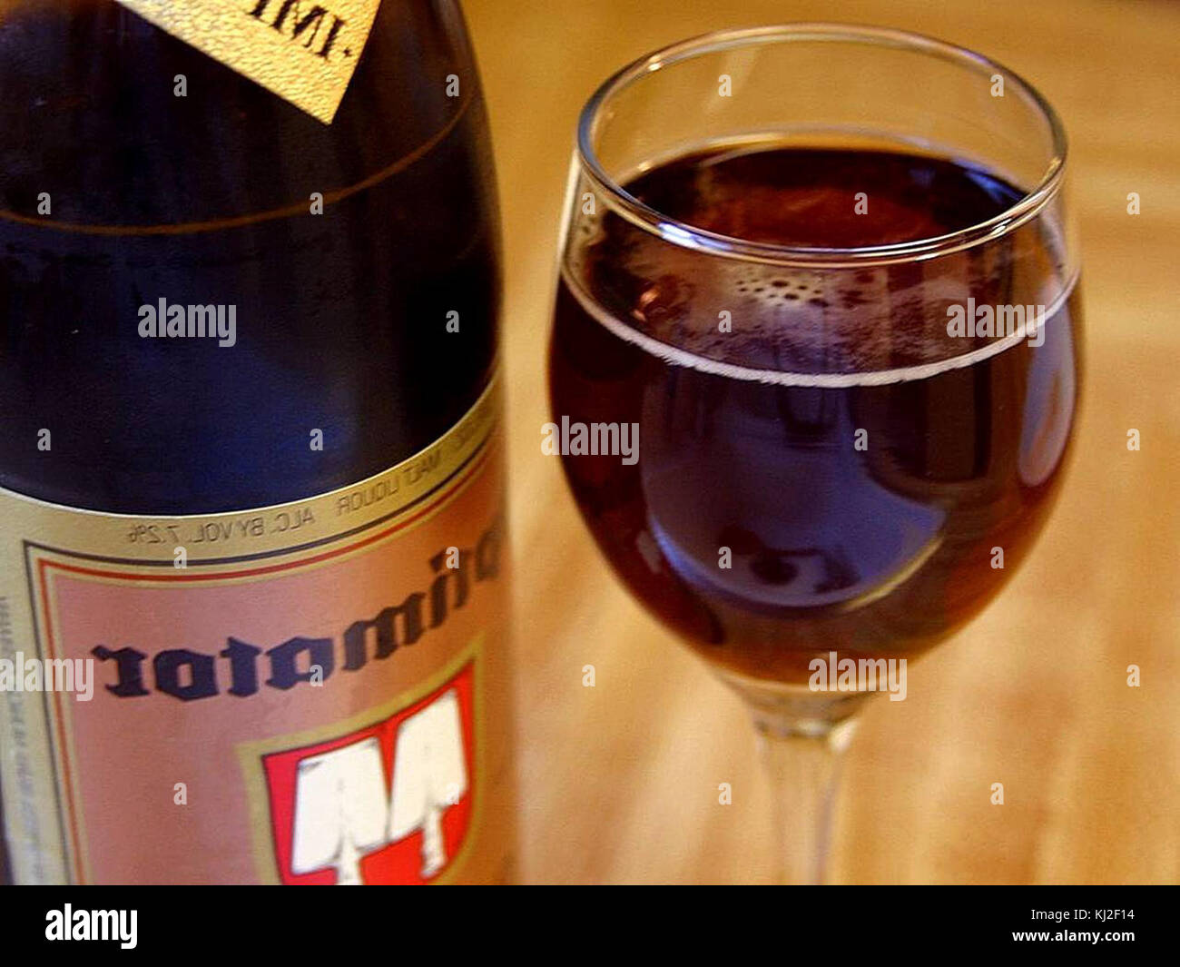 Una bottiglia di vetro vintage etichettata "Beer Optimator", probabilmente un prodotto dell'inizio del XX secolo associato all'industria della birra. Il design del flacone riflette le pratiche estetiche e di branding del tempo. Foto Stock