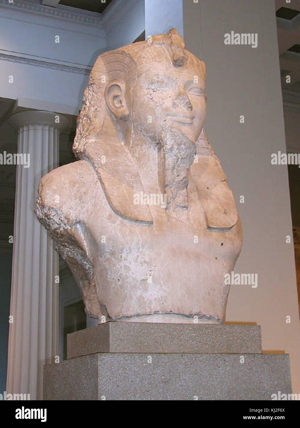 Colossale busto di pietra calcarea di Amenhotep III, British Museum Foto Stock