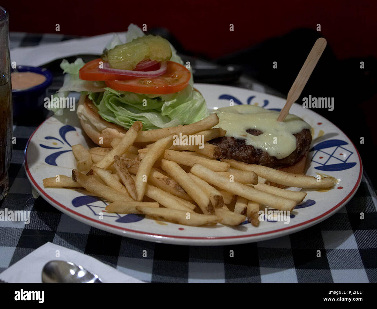 Hamburger e patatine fritte Foto Stock