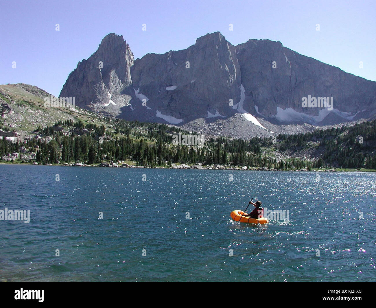 Un biologo conduce un'indagine sulla popolazione ittica da una zattera, raccogliendo dati scientifici sulla vita acquatica negli ecosistemi di acqua dolce per la ricerca ecologica. Foto Stock
