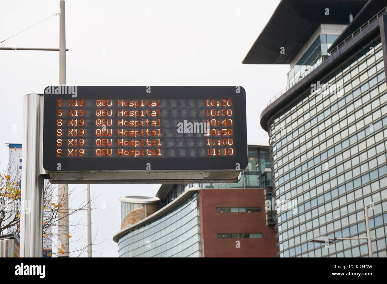 Display elettronici ad una fermata autobus che mostra la pianificazione del tempo Foto Stock