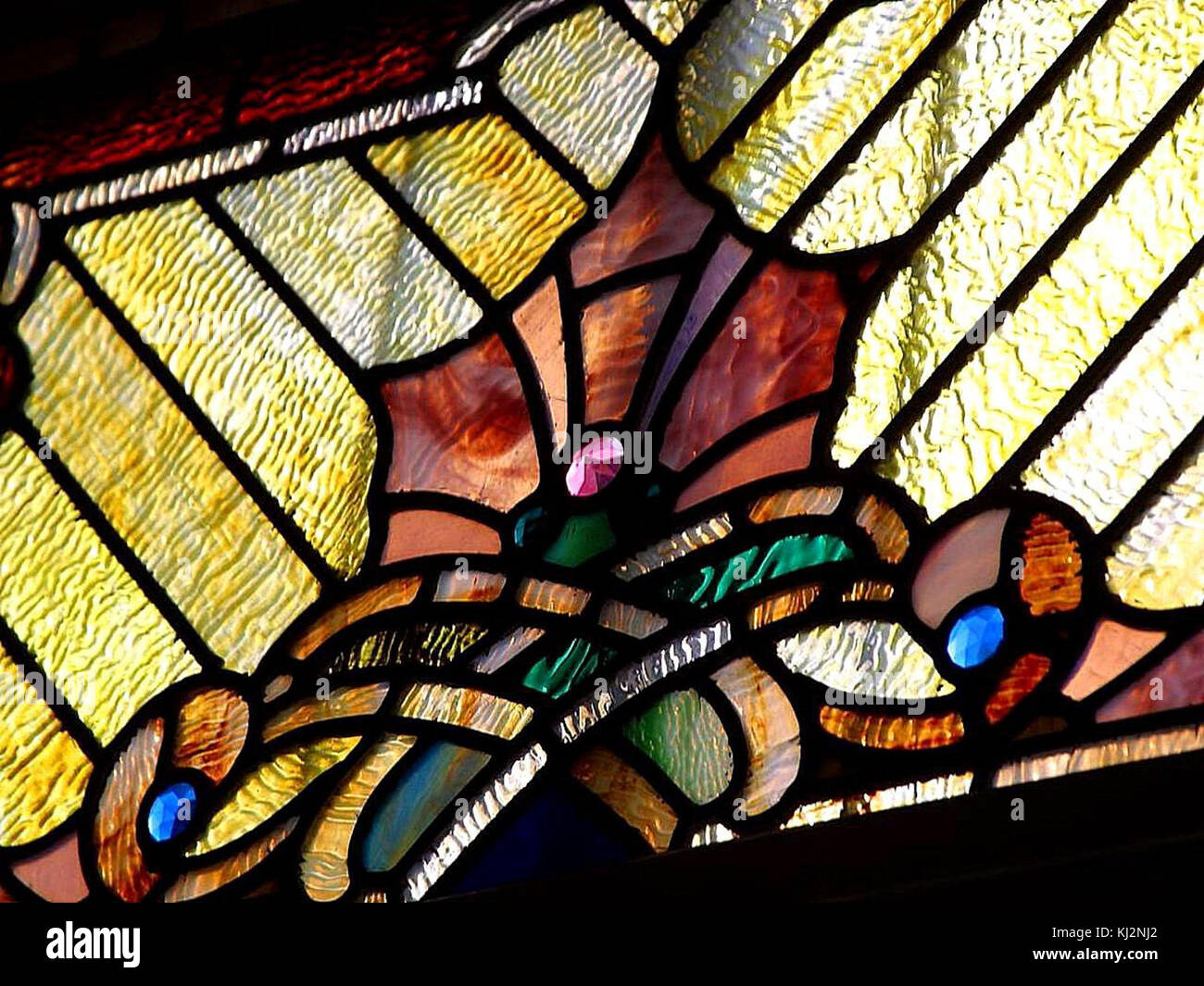 Un'opera d'arte in vetro colorato che mostra i suoi colori vivaci e il design intricato. Il pezzo esemplifica l'abilità artigianale e artistica nella creazione di vetrate colorate, utilizzate in edifici religiosi e storici. Foto Stock