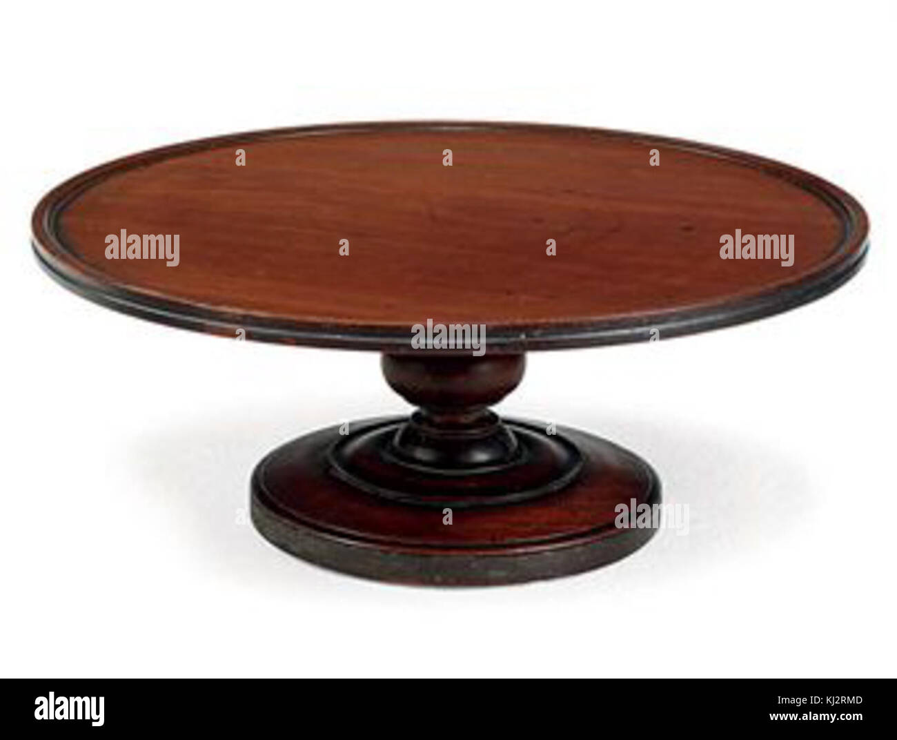 Un'antica Lazy Susan, un vassoio girevole comunemente usato sui tavoli da pranzo, noto per il suo design pratico e la sua popolarità storica nel servire pasti o organizzare oggetti durante la cena. Foto Stock