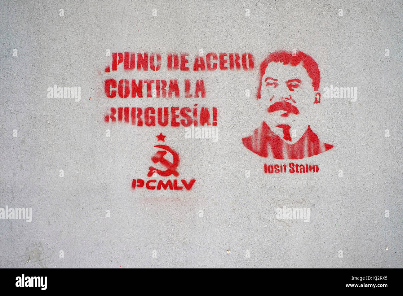 Venezuela, Santiago de Le-n de Caracas: pittura murale nella città raffigurante Stalin con lo slogan "Puno de acero contra la burguesia', un pugno di acciaio Foto Stock