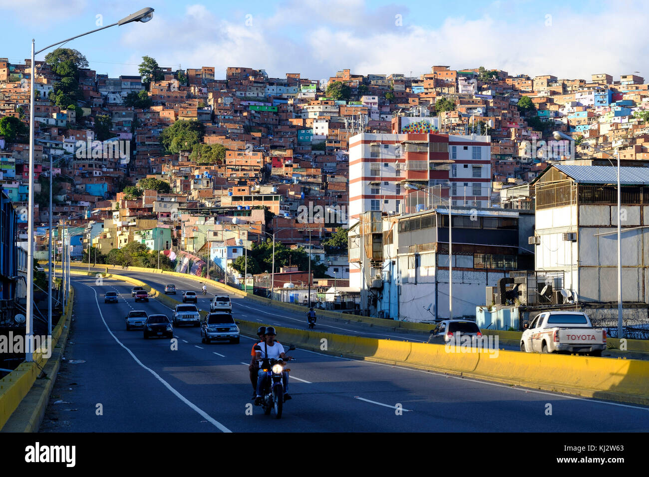 Venezuela, Santiago de Leon de Caracas: Guzmán‡n Blanco bidonville in città alta e la strada Foto Stock