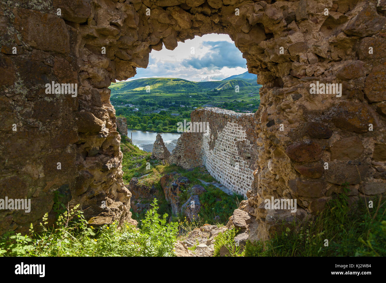 Fortezza di Atskuri rovine, Georgia, vista dalla rocca a valle Foto Stock