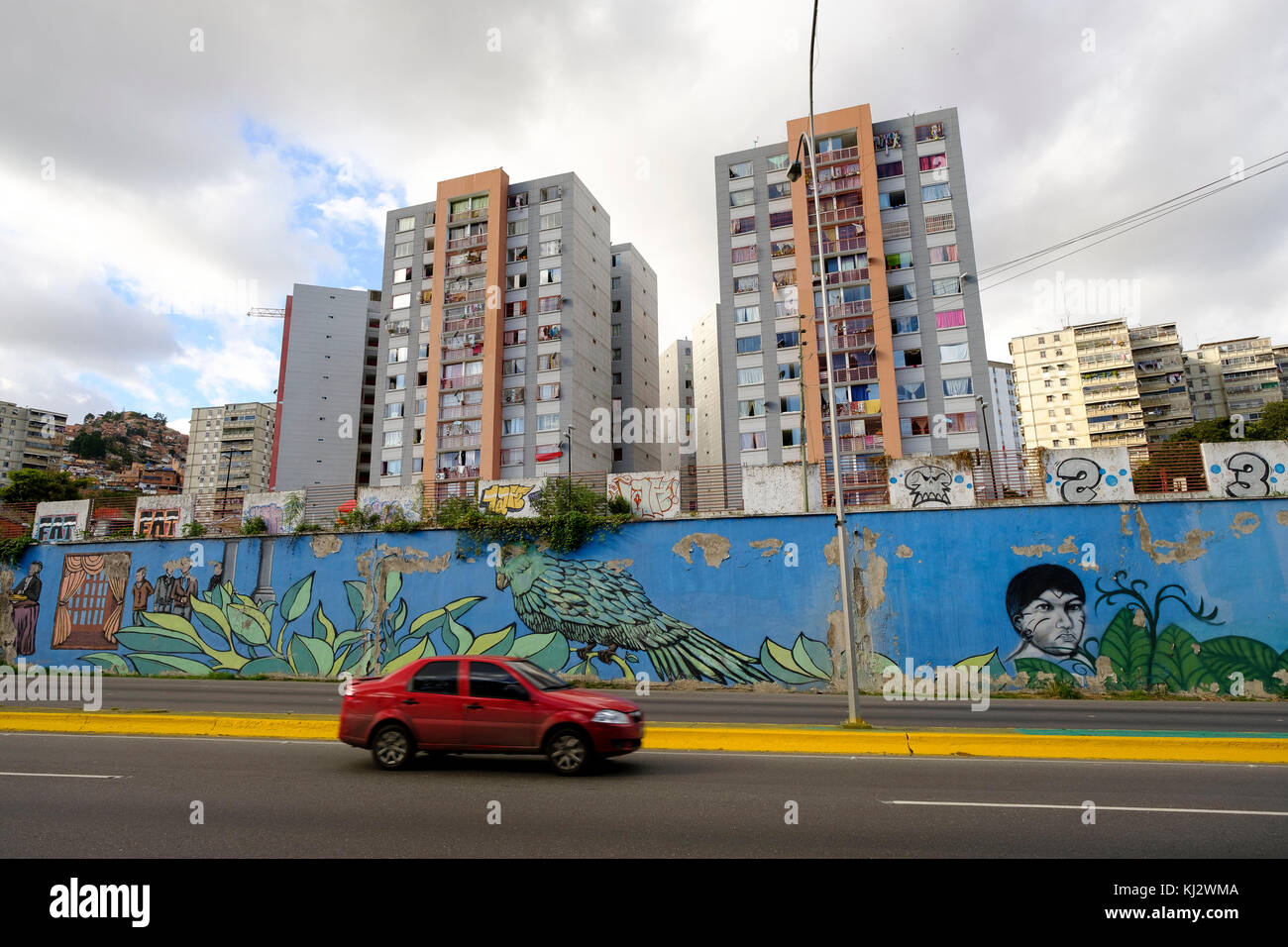 Venezuela, Santiago de Le-n de Caracas: edifici e pittura murale Foto Stock