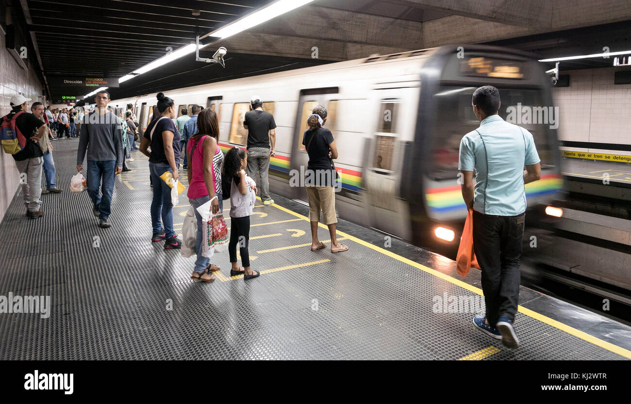 Venezuela, Santiago de Leon de Caracas: passeggeri sulle piattaforme della metropolitana Foto Stock