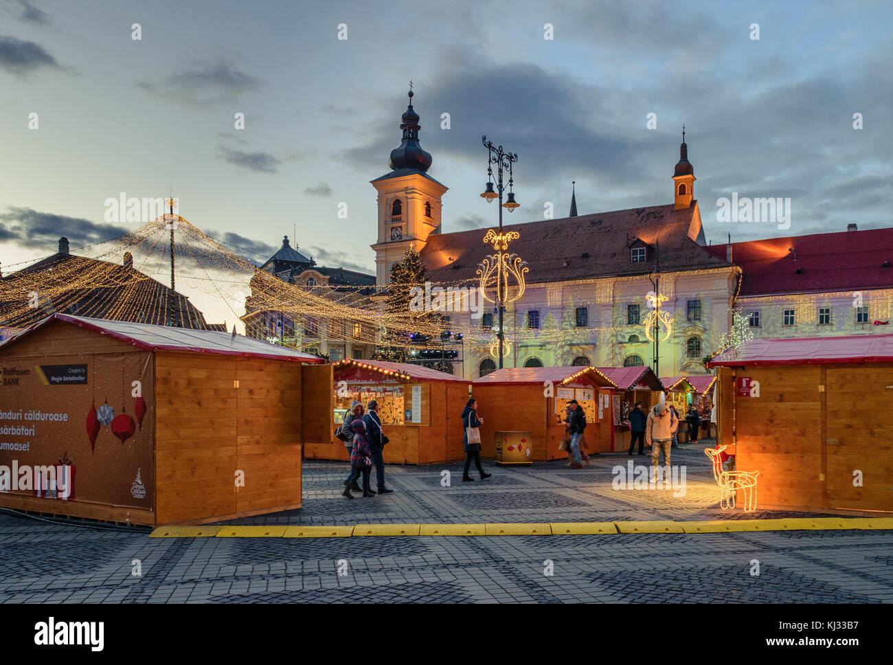 Sibiu 2017: la gente al mercatino di Natale che si svolgerà a Sibiu piazza principale, Transilvania, Romania Foto Stock