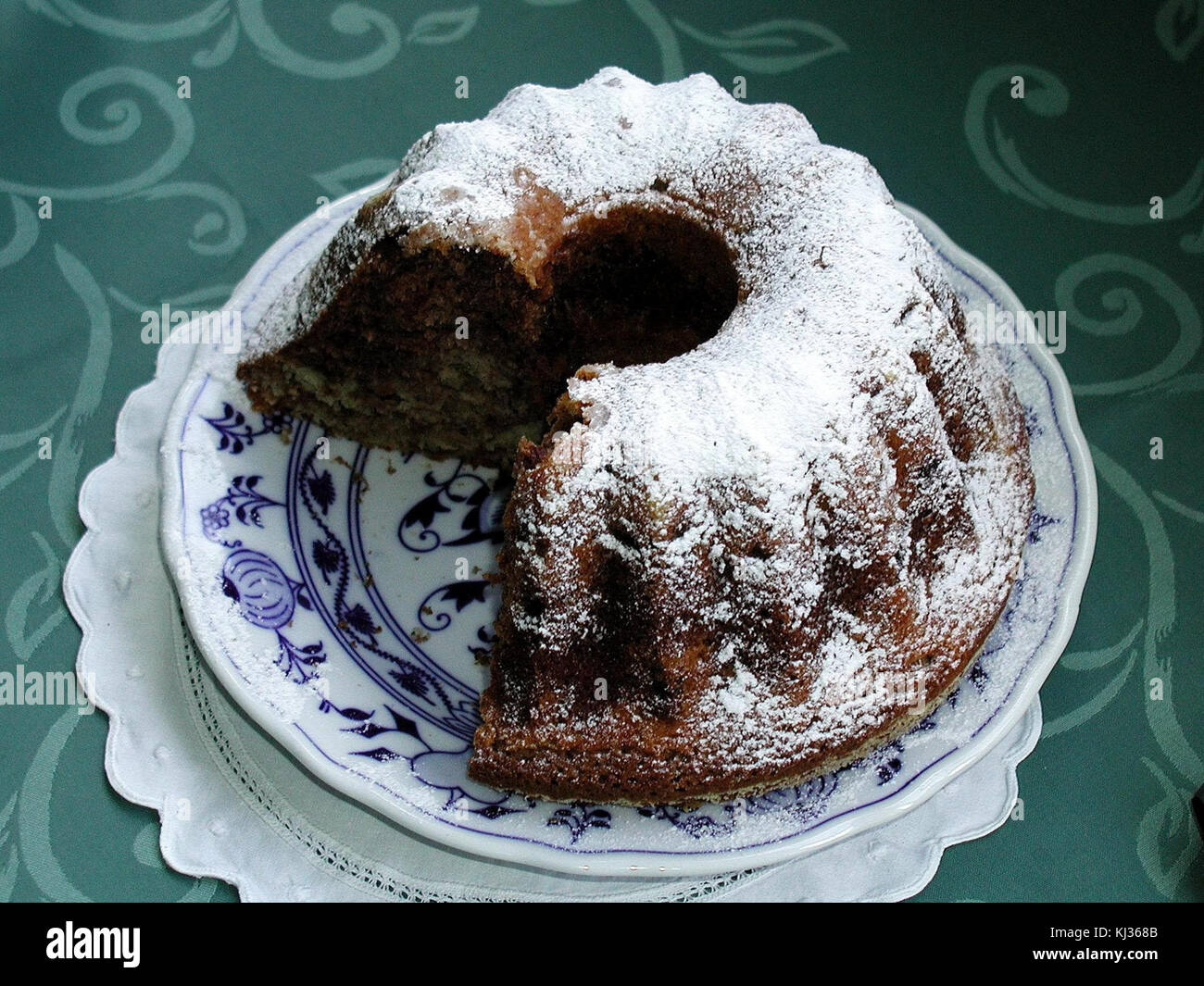 Questa immagine mostra una torta splendidamente decorata con zucchero, che mostra l'arte e l'abilità coinvolte nella lavorazione dello zucchero. I disegni intricati fanno parte di tecniche avanzate di decorazione delle torte. Foto Stock