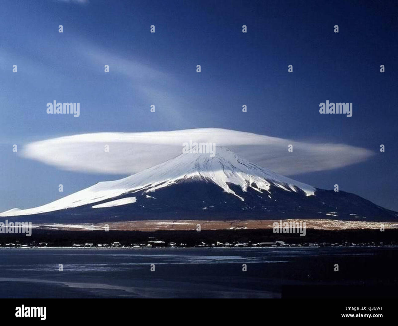 Il cloud su una montagna Foto Stock
