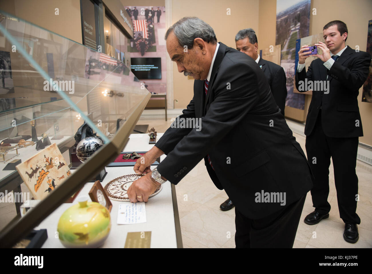 Sua Eccellenza il signor Peter M. Cristiano, Presidente degli Stati Federati di Micronesia, partecipa a una cerimonia Wreath-Laying presso la tomba del Milite Ignoto (37330652516) Foto Stock