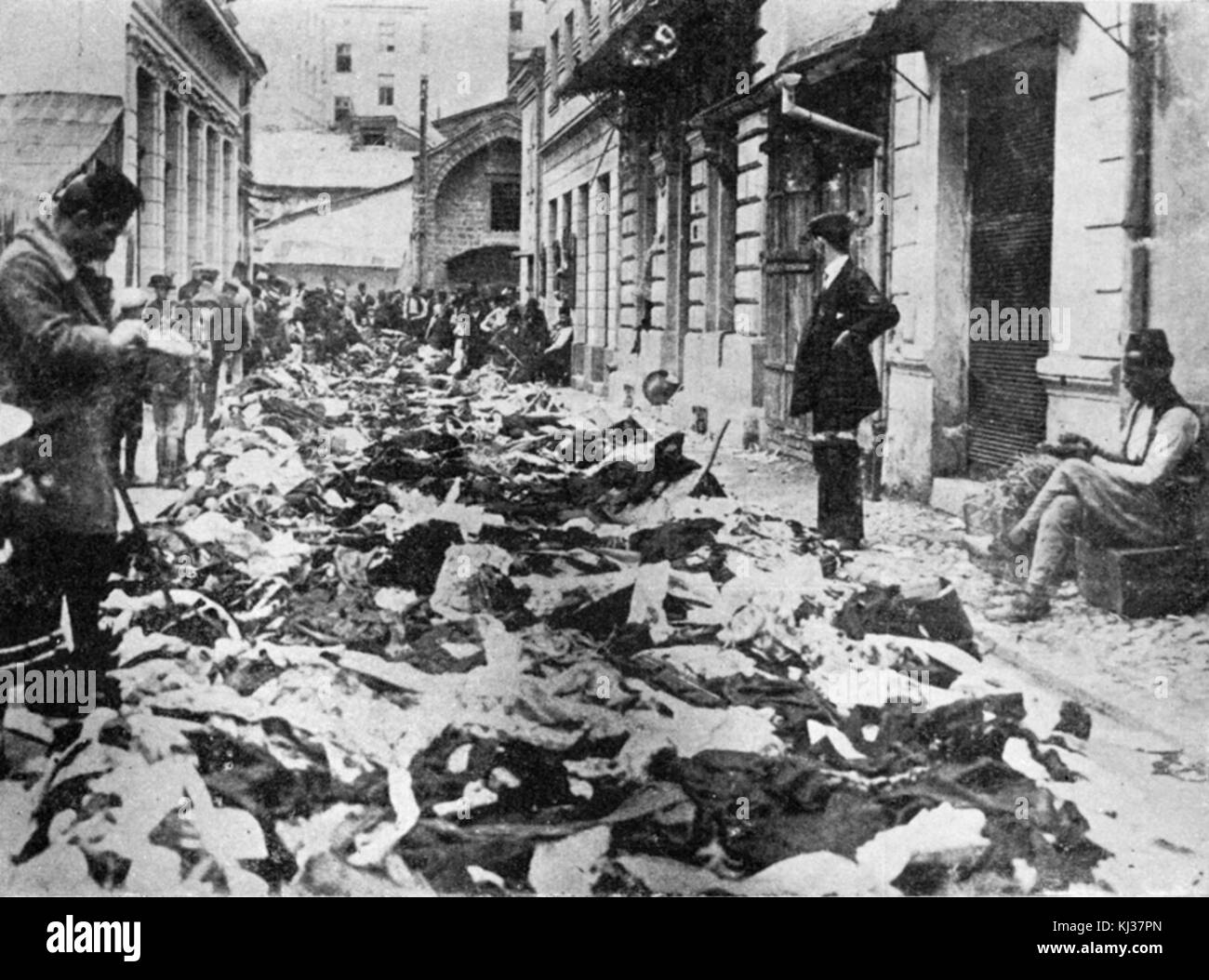 Devastato e derubato negozi di proprietà di serbi di Sarajevo 1914 Foto Stock