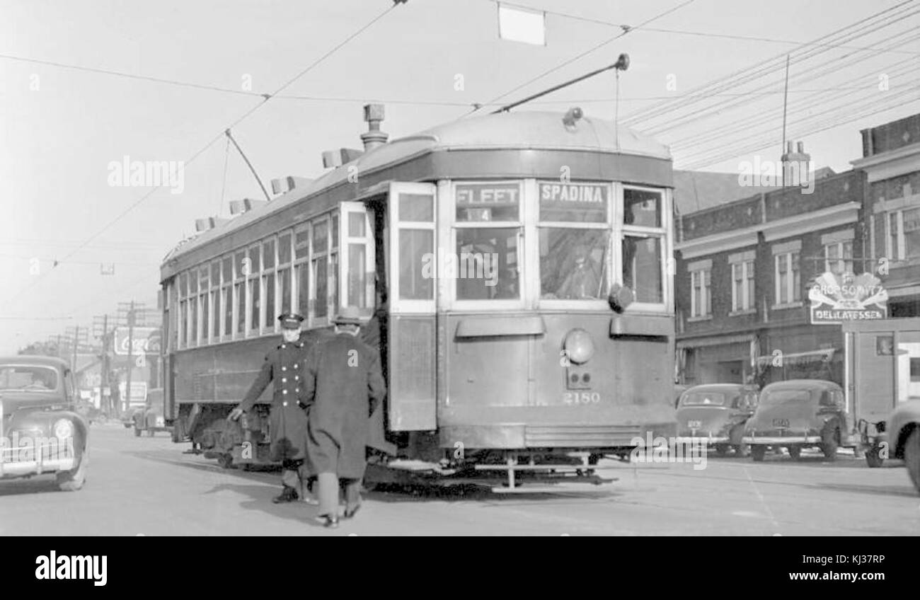 Un tram su Spadina circa 1943 Foto Stock