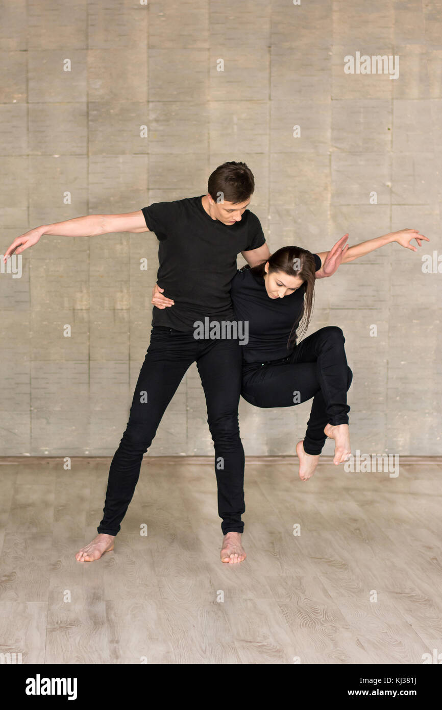 La danza di partnership su sfondo grigio. Foto Stock