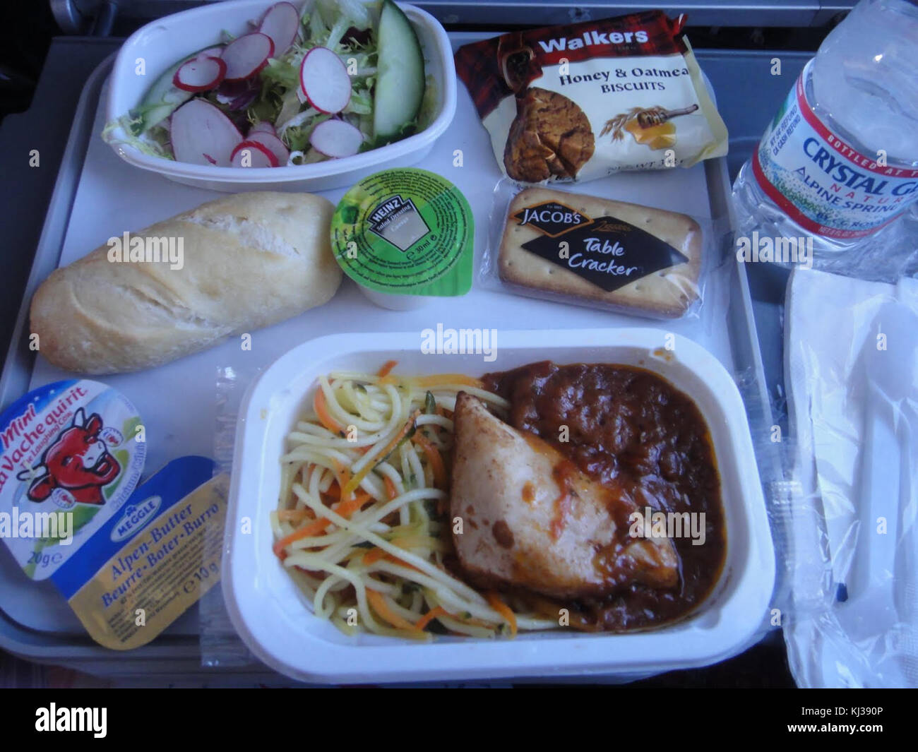 Turkish Airlines offre un servizio di catering diversificato e di alta qualità per i suoi passeggeri, concentrandosi sull'offerta di varie opzioni di pasti per il massimo comfort e soddisfazione durante i voli. Foto Stock