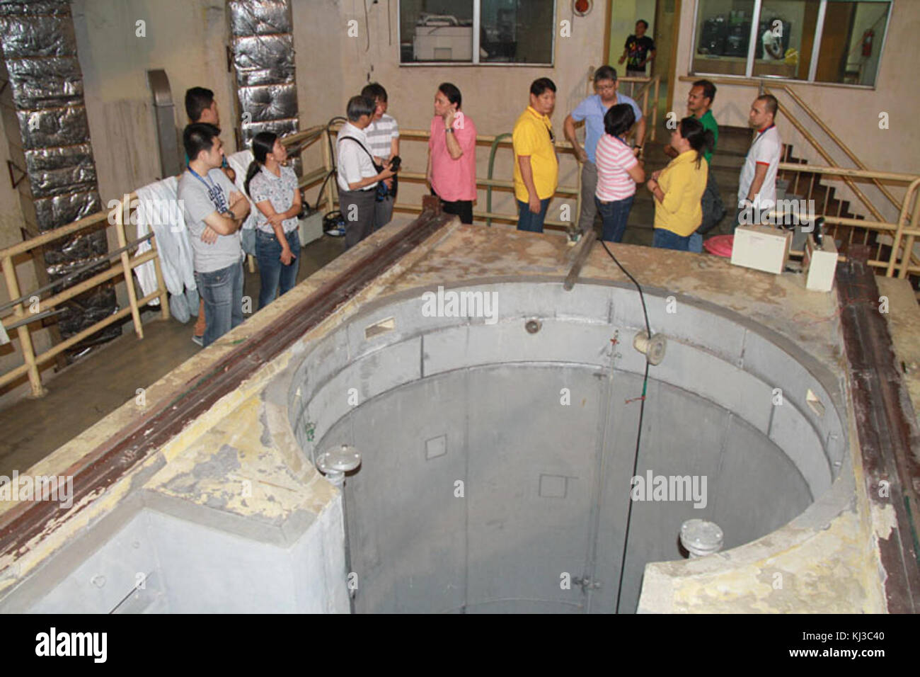 Questa immagine raffigura il pool di reattori PRR-1, un primo reattore nucleare sperimentale utilizzato per la ricerca e lo sviluppo nella metà del XX secolo. Il reattore è stato uno dei primi nella sua categoria, contribuendo ai progressi della tecnologia nucleare. Foto Stock