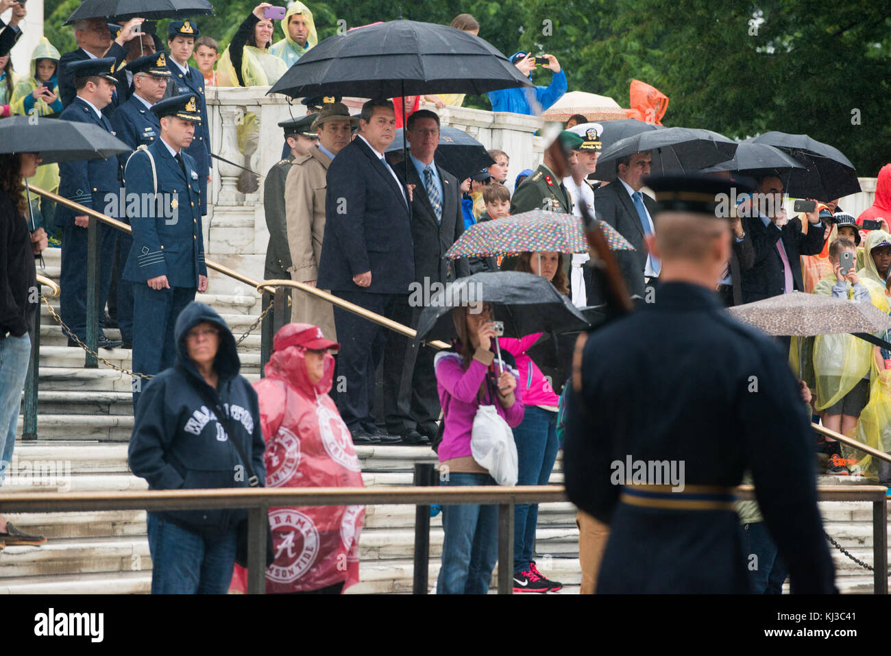 Corona-posa presso la tomba del Soldato sconosciuto dal ministro della Difesa greco (17940725045) Foto Stock