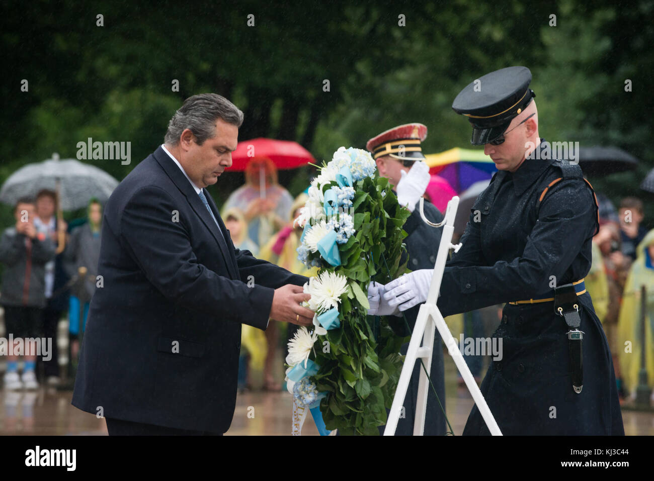 Corona-posa presso la tomba del Soldato sconosciuto dal ministro della Difesa greco (17914324546) Foto Stock