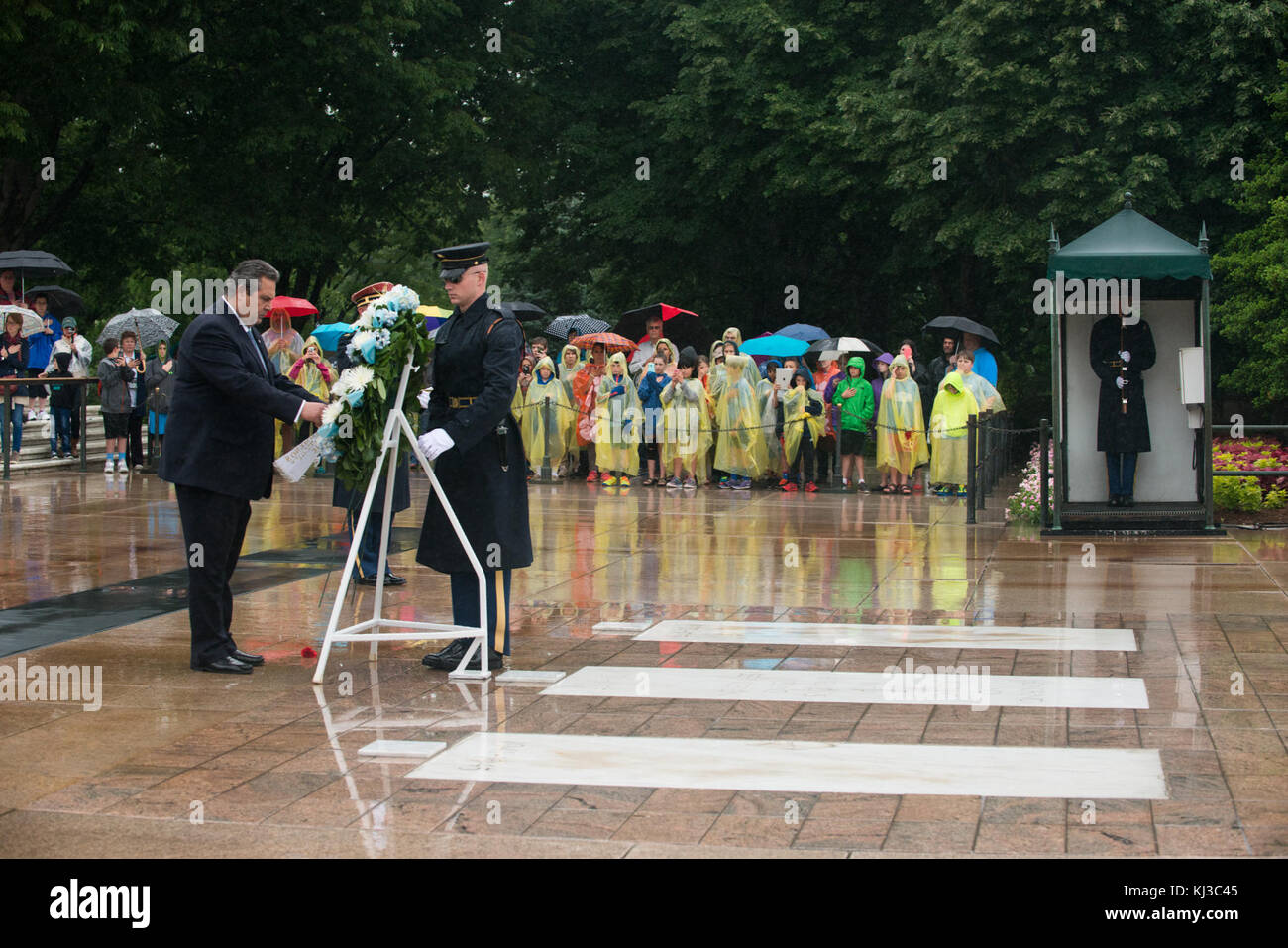 Questa fotografia mostra una cerimonia di deposizione delle ghirlande presso la Tomba del Milite Ignoto in Grecia, condotta dal Ministro della difesa greco. Si tratta di una significativa cerimonia militare e patriottica che onora i soldati caduti. Foto Stock